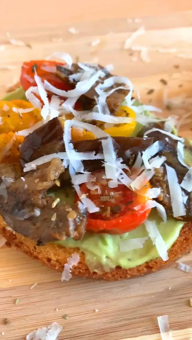 Bruschette con crema di avocado, melanzane e pomodorini
