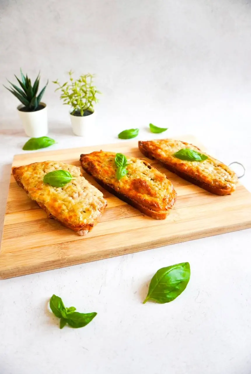 Bruschette salsiccia e stracchino