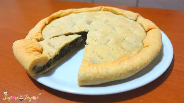 Focaccia ripiena con bietole fatta con metodo tradizionale pugliese