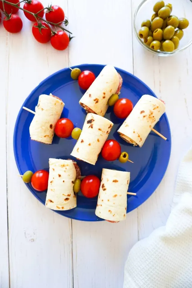 Spiedini di piadina con salame e provola