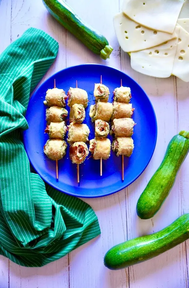 Spiedini di zucchine con prosciutto e formaggio